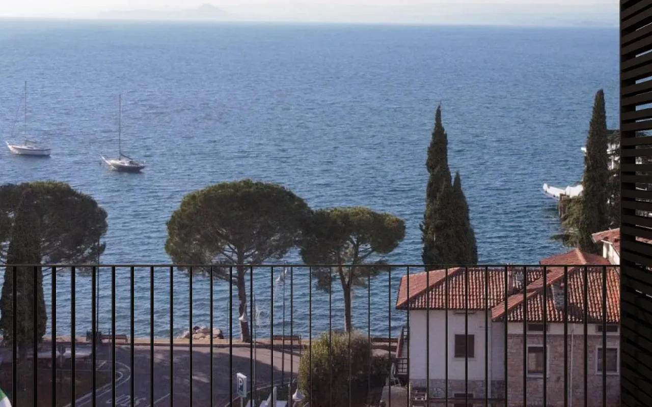 Hotel Ristorante Al Caminetto Worldhotels Crafted Adults Only Torri Del Benaco 4*,  Italy