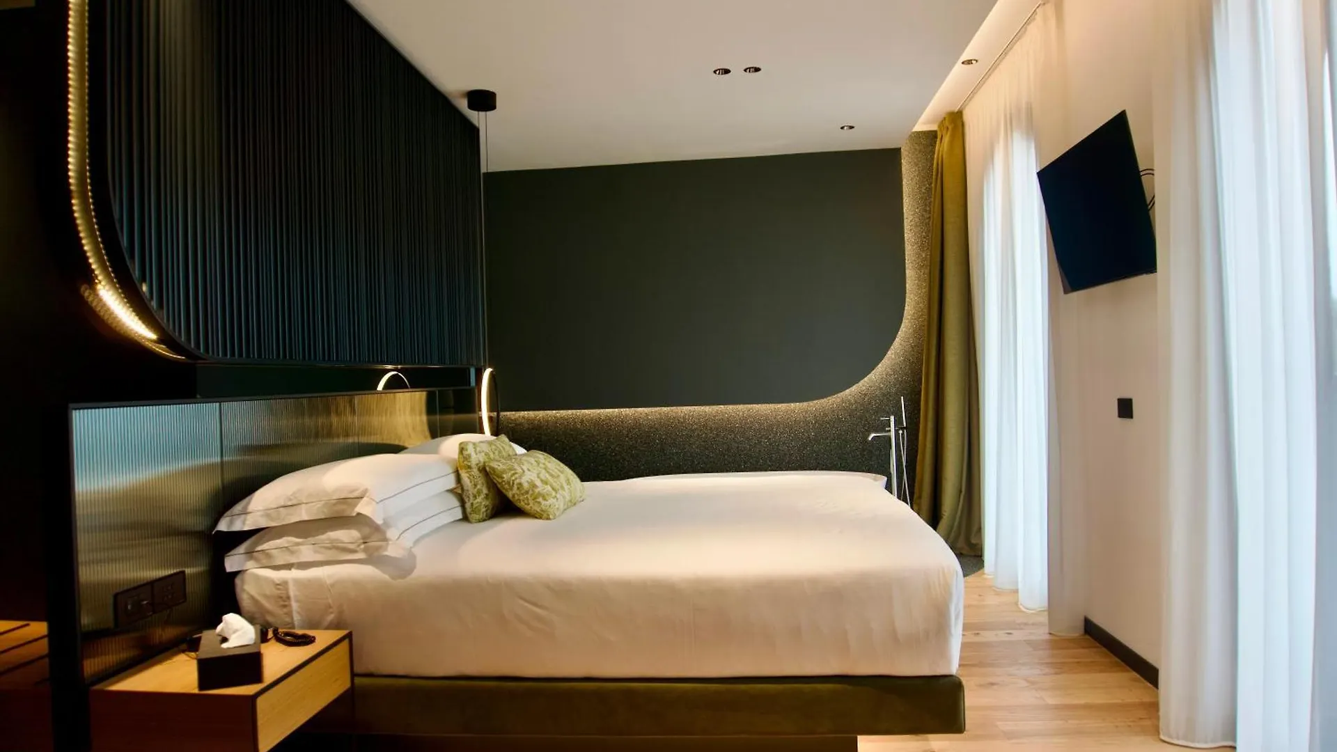 Hotel Ristorante Al Caminetto Worldhotels Crafted Adults Only Torri Del Benaco Italy